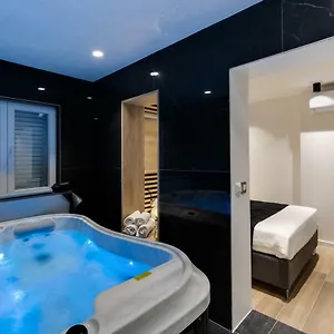Downtown Marcius Luxury With Jacuzzi & Sauna Apartman